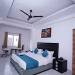 Hotel Moon Taj Near Yashobhoomi Convention Centre