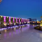 Newly Built Gold The Royal With Rooftop Restaurant - 2Mins Walk From New Delhi Rail Station & 5Mins From Connaught Place