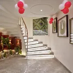 Newly Built Gold The Royal With Rooftop Restaurant - 2Mins Walk From New Delhi Rail Station & 5Mins From Connaught Place