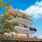 Collection O Mayank Guest House Near Iskcon Temple Noida