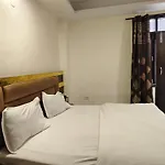 Hotel Perfect Spot- Main Bazar - Walking Metro Station