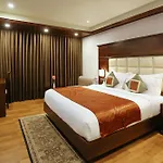 Hotel Plaza Stay Near Igi