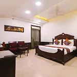 Qotel Signature Lavish Rajouri Garden New Delhi