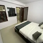 Hotel J In Karol Bagh