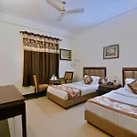Perfect Hotel Pg In New Delhi - Walking The All Best Market