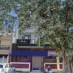 Collection O Metro View Ashok Vihar Near Shalimar Bagh Metro Station
