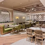 Iva Premium Aerocity - Free Airport Pickup Or Drop
