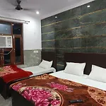 Ajeet Home Stay--300 Meters Nizamuddin Railway Station Gate No 4