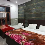 Ajeet Home Stay--300 Meters Nizamuddin Railway Station Gate No 4