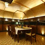 The Ic\'S Hotel