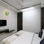 Oyo 9536 Bee For Home Stay