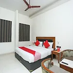 Oyo 738 Hotel Green Castle
