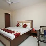Oyo Flagship Nh8 Delhi Airport