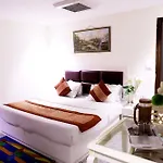 Hotel The Paramont Delhi