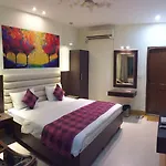 Hotel The Caves Near Igi Airport