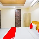 Oyo 71521 Hotel Crown