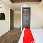 Oyo 71521 Hotel Crown