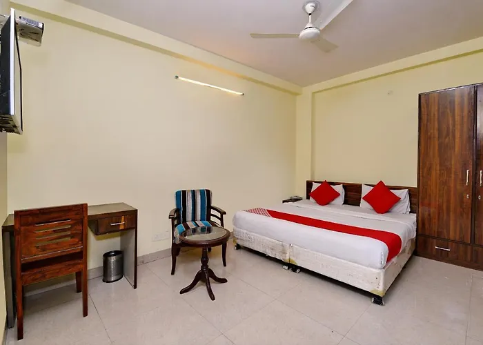 Oyo 4930 Stay Em Residency