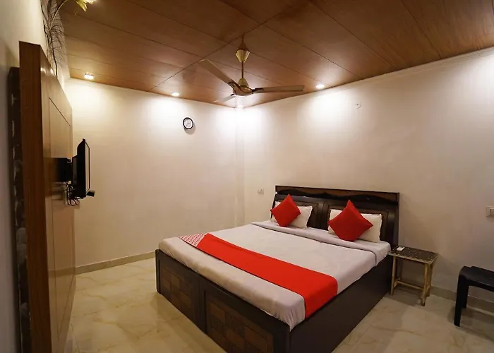 Oyo Sunroof Residency Near Dlf Avenue Saket