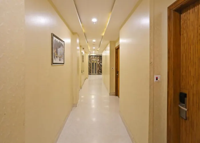 Frank Stay-Newly Built Worth -2Mins Walk From Rk Ashram Metro Satation