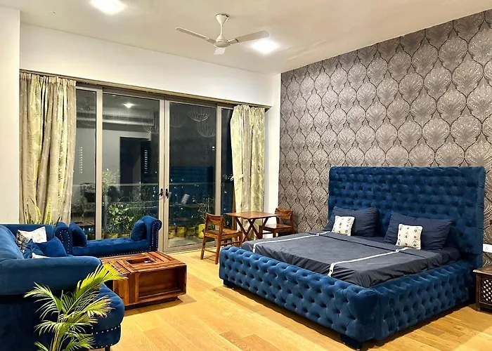 Luxury Master Bedroom With Bathtub N Private Entry Best For Parties