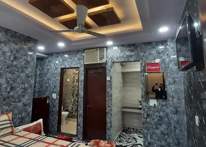 Aggarwal Luxury Room With Private Kitchen Washroom And Balcony Along With Fridge, Ac, Android Tv, Wifi In Main Lajpat Nagar