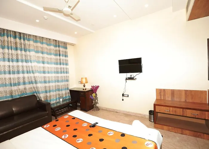Hotel Red Coral - Netaji Subhash Place, Pitampura