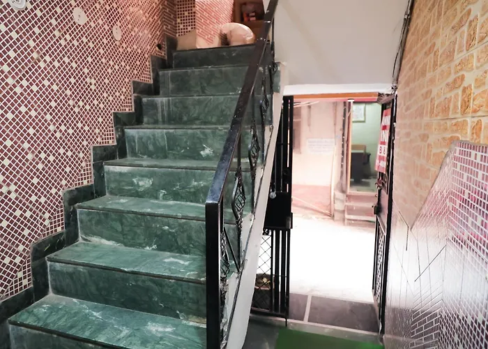 Roomshala 126 Mannat Inn - Laxmi Nagar