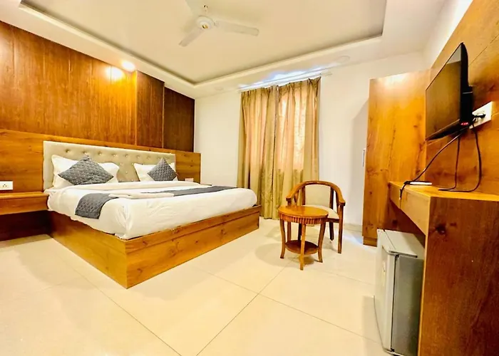Hotel The Glory Near Delhi International Airport