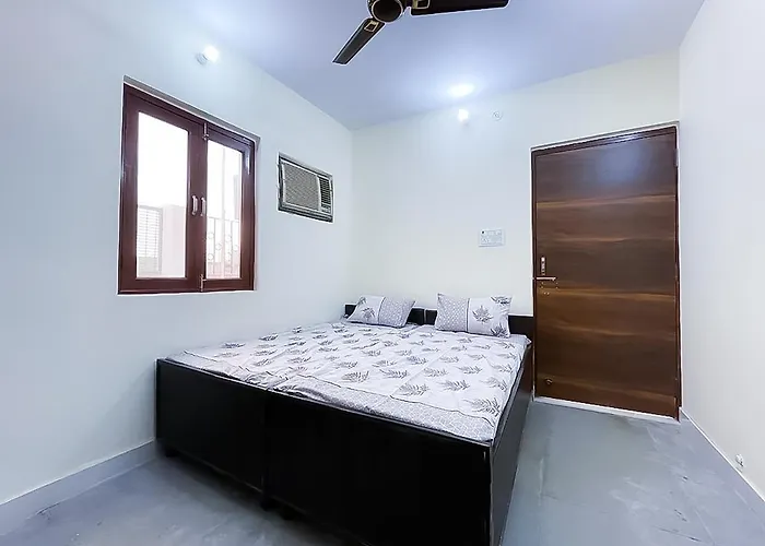 Roomshala 125 Maharaja - Near Majnu Ka Tilla