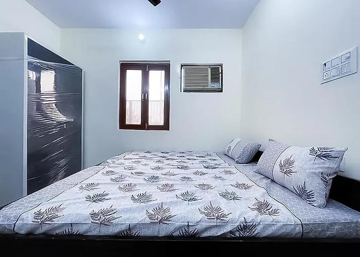 Roomshala125 Hotel Maharaja Near Vishwa Vidyalaya Metro Station