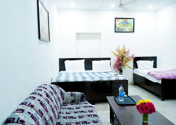 Hotel Tom International - Near Nizamuddin Railway Station