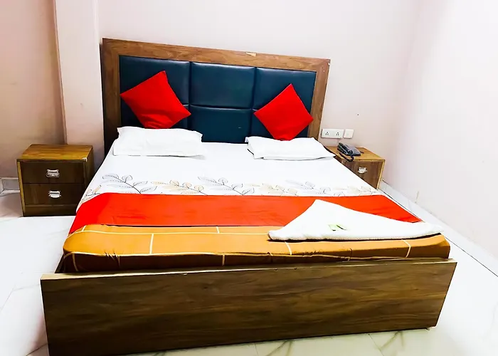 Roomshala 121 Hotel Classic -Hazrat Nizamuddin Railway Station