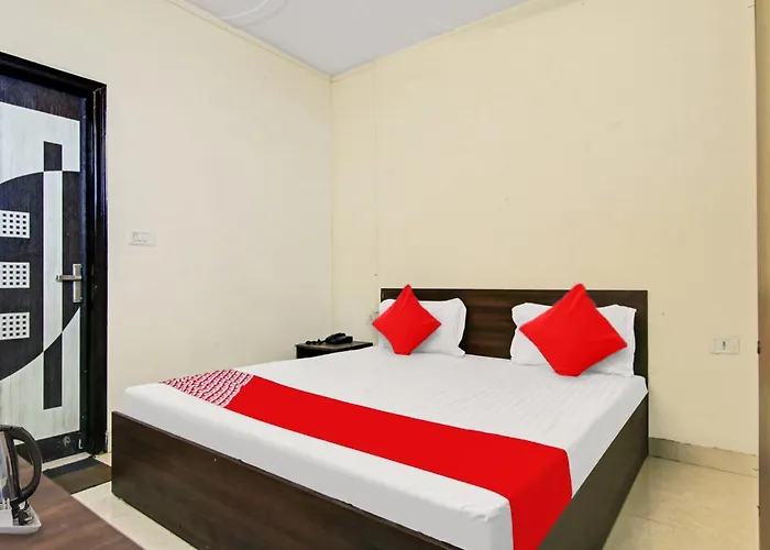 Oyo Flagship Pleasure Inn Near Haiderpur Metro Station