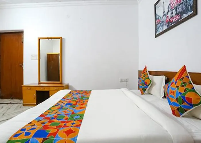 Fabexpress Premium Rooms Near Yashobhoomi