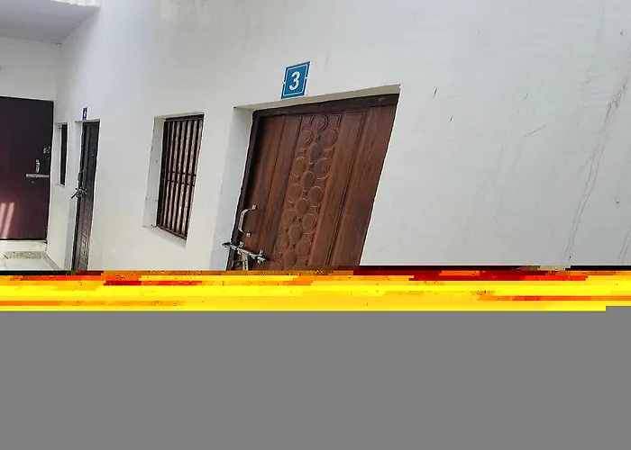 Collection O Decent Nest Near Nawada Metro Station