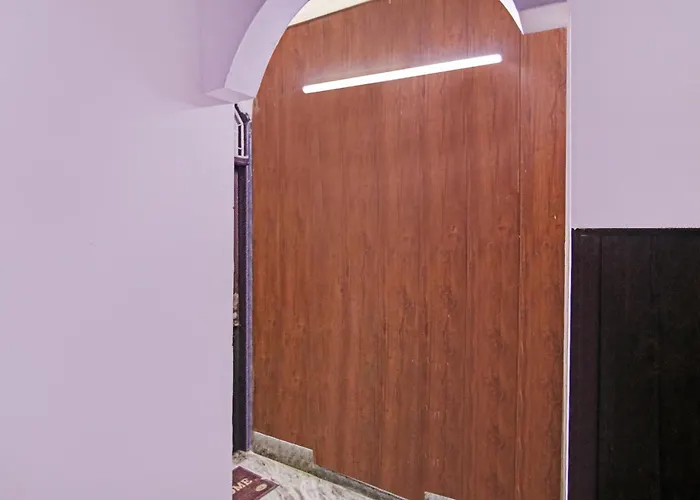 Flagship Hotel Decent Stay Near Pvr Vikaspuri Delhi