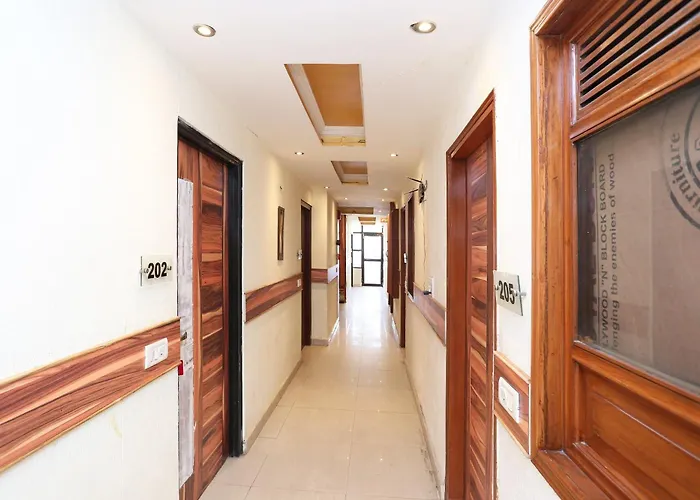 Oyo Flagship Hotel F Five