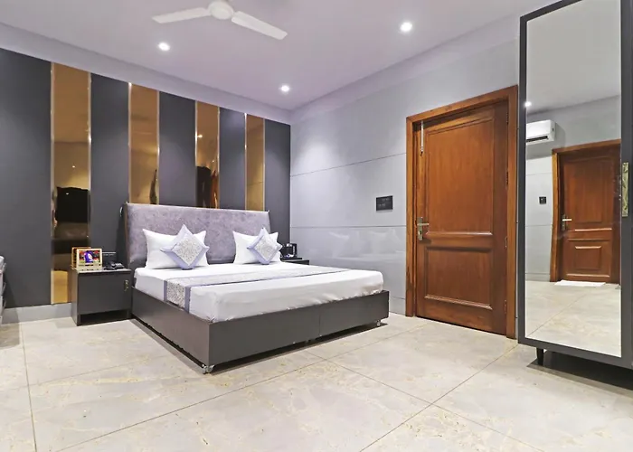 Hotel Preet Inn 05 Mints Walking Distance Nizamuddin Railway Station