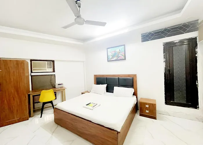Roomshala 121 Classic Near Hazrat Nizamuddin Railway Station