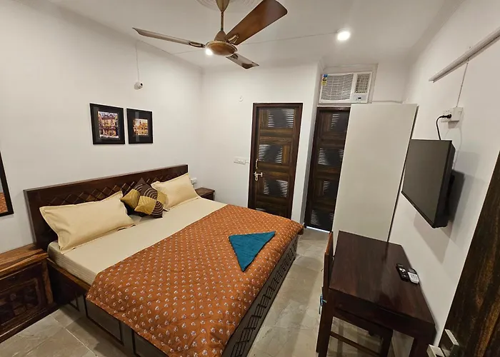 Gautam Nagar Homestay South Delhi