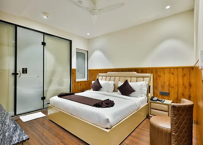 Clay Inn Hotels, Paschim Vihar