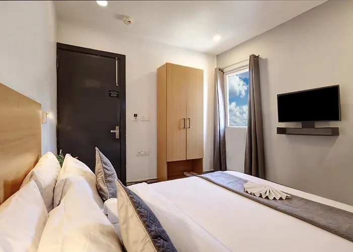 Hotel The Rasa Near Welcome Metro Station