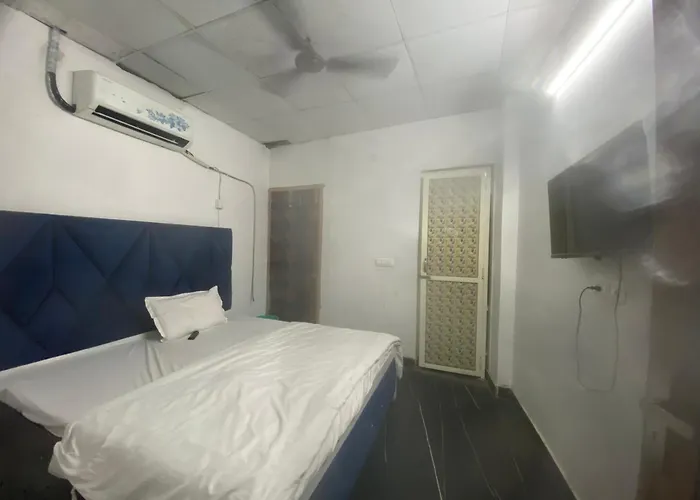 Couple Friendly Hotel Feelinn Near Ramesh Nagar Metro Station