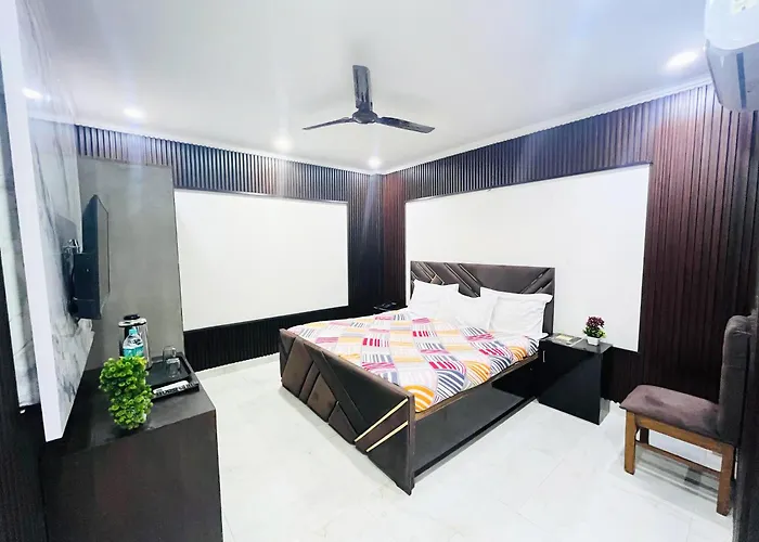 Hotel Jerry - Near Nizamudinn Railway Station