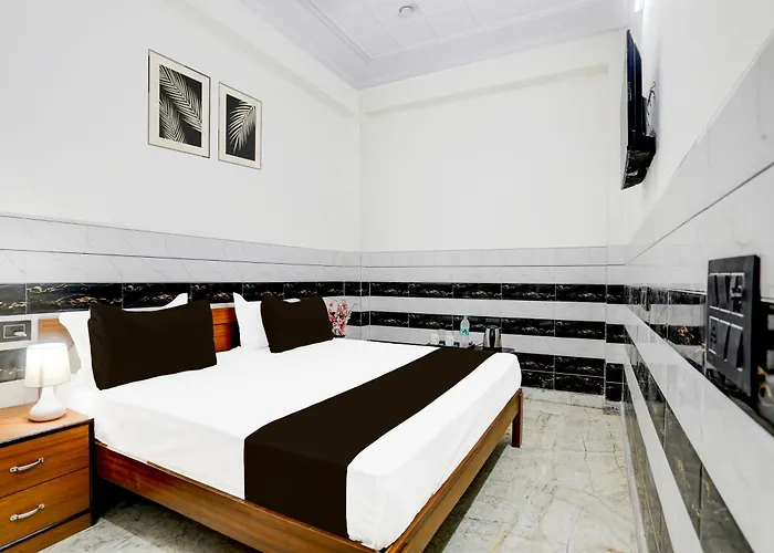 Hotel O Kanha Palace