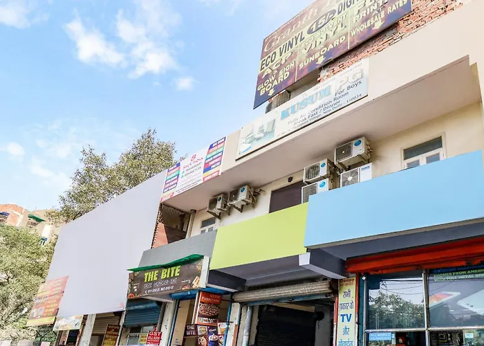 Hotel O Rs Hotels Near Pitampura Metro