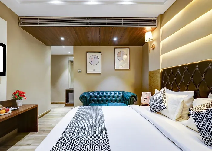 Oak Plaza With Luxurious Restaurant & Parking - Near Connaught Place