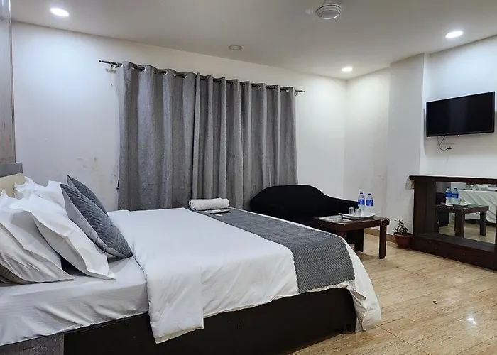 Hotel Crystel Residency By Premium Villa