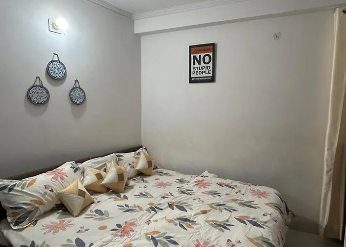 The Comfort Corner Inn- Room & Kitchen - Couple Friendly - 7-8 Km Drive From Airport